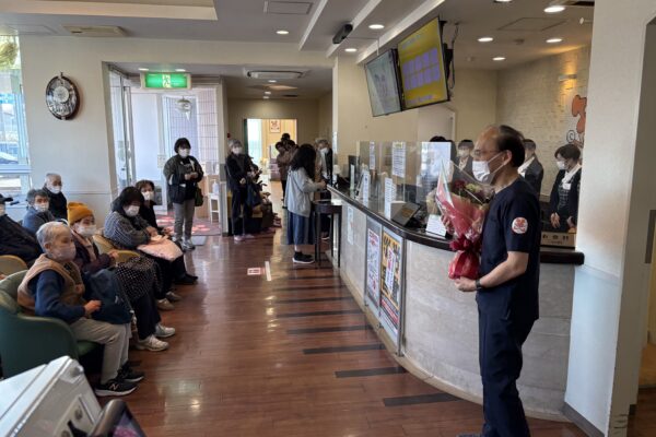 笑顔と拍手に包まれた、院長先生のお誕生日